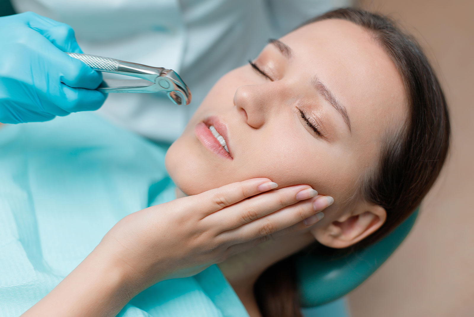 patient with having pain with their wisdom tooth